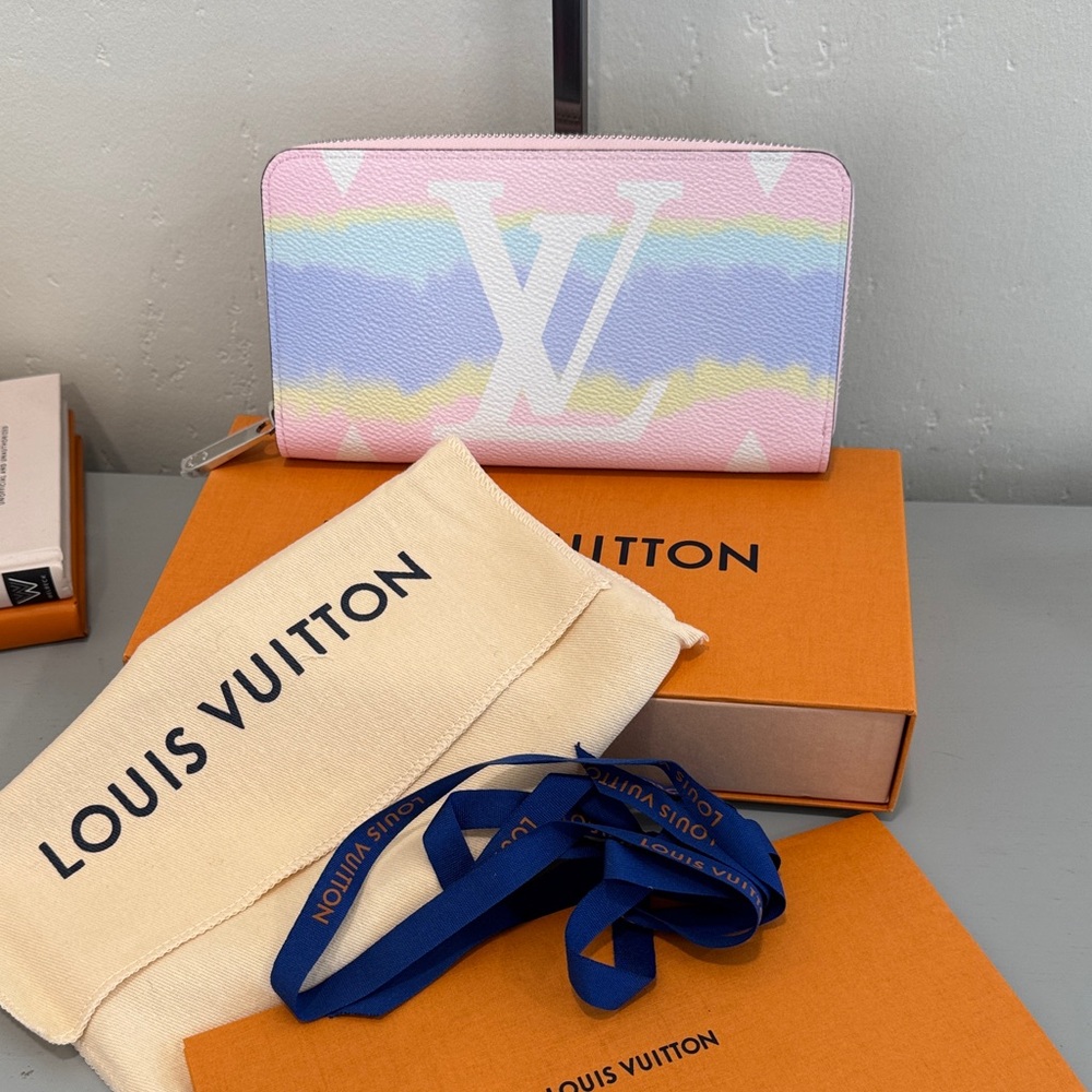 Louis Vuitton Pink Escale patterned zippy full inclusion